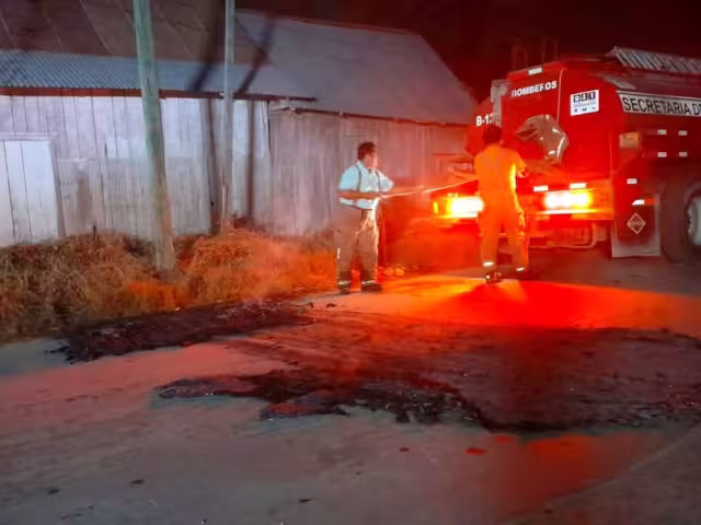 Movilización de bomberos por quema de colchón en la calle.
