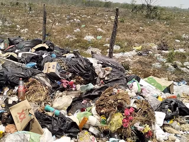 Los desechos del basurero invaden propiedad privada, según se queja el dueño del rancho, quien recrimina a la autoridad porque se niega a pagarle