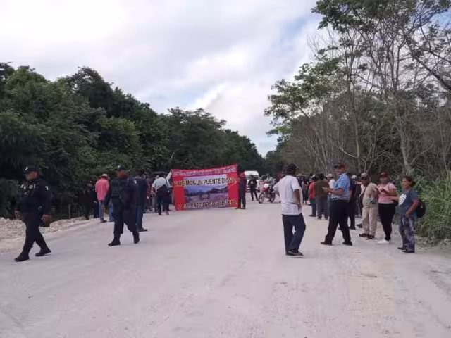 Habitantes de la Zona Limítrofe con Campeche bloquearon el camino a San Antonio Soda por afectaciones del Tren Maya