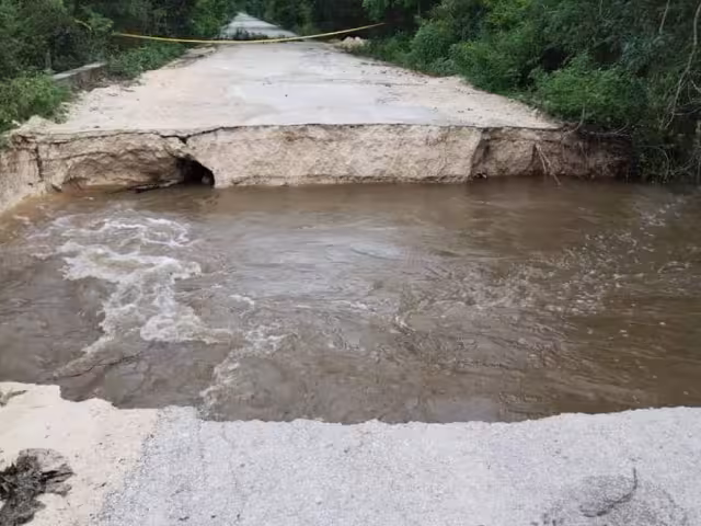 Las lluvias comenzaron a acumularse en el tramo de la carretera