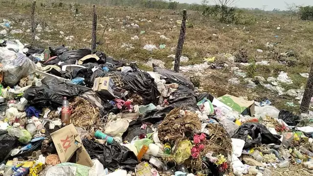 Los desechos del basurero invaden propiedad privada, según se queja el dueño del rancho, quien recrimina a la autoridad porque se niega a pagarle