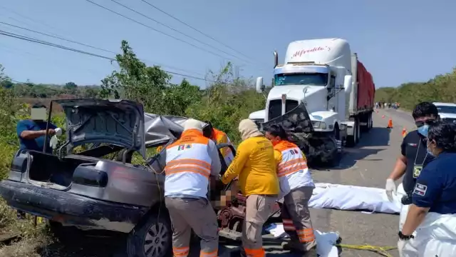 Los cuerpos de los cuatro hombres quedaron prensados dentro del auto.