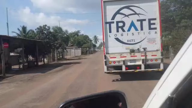 Uno de los reclamos que existen ahora que las reparaciones de la ruta llevan un buen avance es que no hay banquetas.