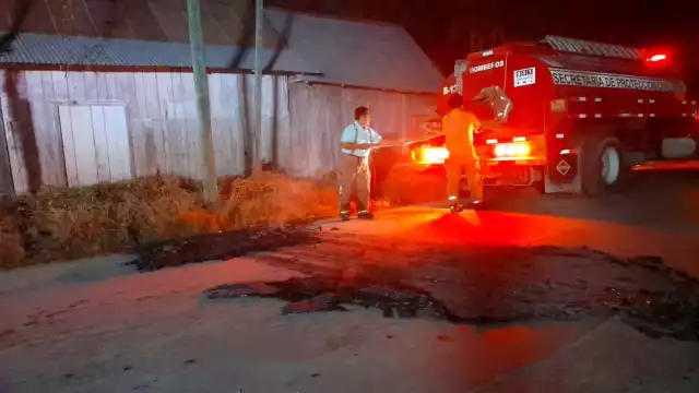 Movilización de bomberos por quema de colchón en la calle.