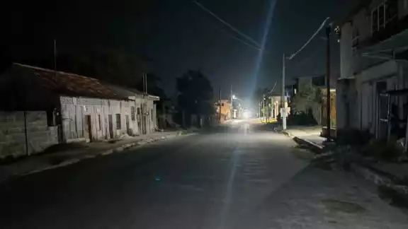 Constantes apagones afectan a vecinos de la Morelos en Escárcega Constantes apagones afectan a vecinos de la Morelos en Escárcega