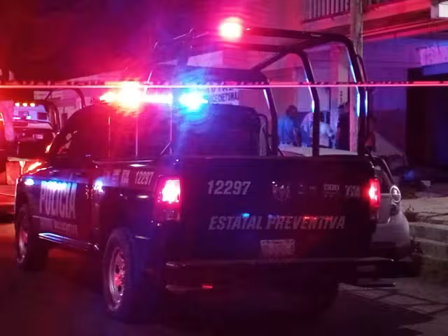 El joven se quejaba de fuertes dolores en la espalda y la cadera, por lo cual en cuanto los paramédicos llegaron al lugar se apresuraron a atenderlo