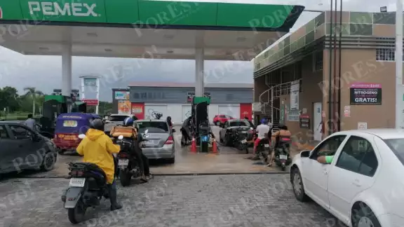 En estaciones donde sí había gasolina habían largas filas de hasta una hora En estaciones donde sí había gasolina habían largas filas de hasta una hora