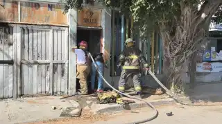 Bomberos sofocan fuego en antigua escuela desocupada desde hace 20 años