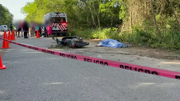 El cuerpo del obrero quedó sobre el pavimento junto a su motocicleta. El cuerpo del obrero quedó sobre el pavimento junto a su motocicleta.