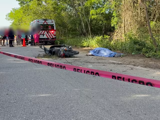 El cuerpo del obrero quedó sobre el pavimento junto a su motocicleta.