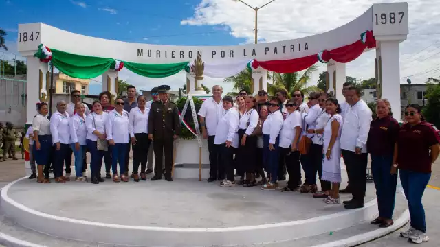 Escárcega rinde homenaje a los Niños Héroes de Chapultepec en ceremonia cívico-militar