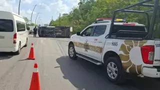 Conductor de camioneta pierde el control  y termina volcado en la avenida Huayacán de Cancún
