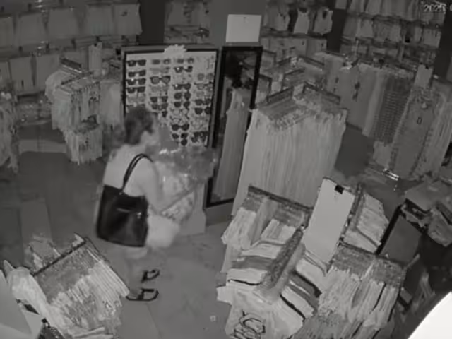 En el negocio robaron más de 2 mil pesos en ropa de mujer.