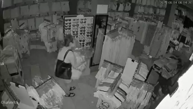 En el negocio robaron más de 2 mil pesos en ropa de mujer.