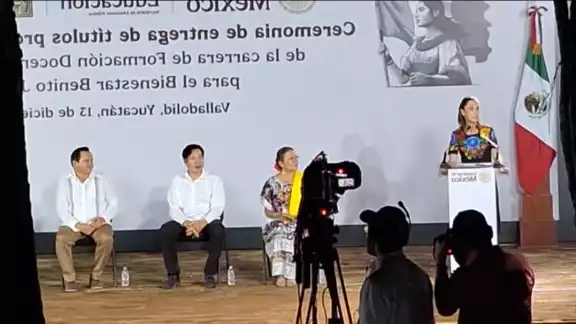 Claudia Sheinbaum y Huacho Díaz Mena entregando reconocimientos en Mérida