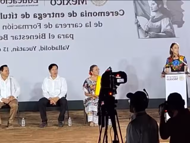 Claudia Sheinbaum y Huacho Díaz Mena entregando reconocimientos en Mérida