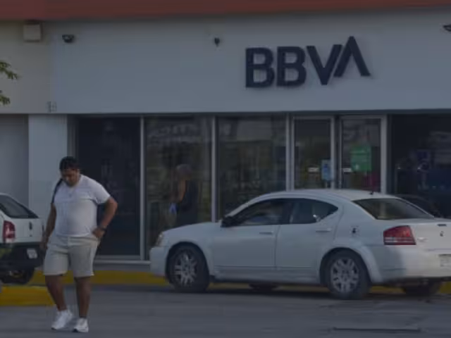 Algunas personas acudieron durante la mañana del lunes aprovechando que no había mucha gente