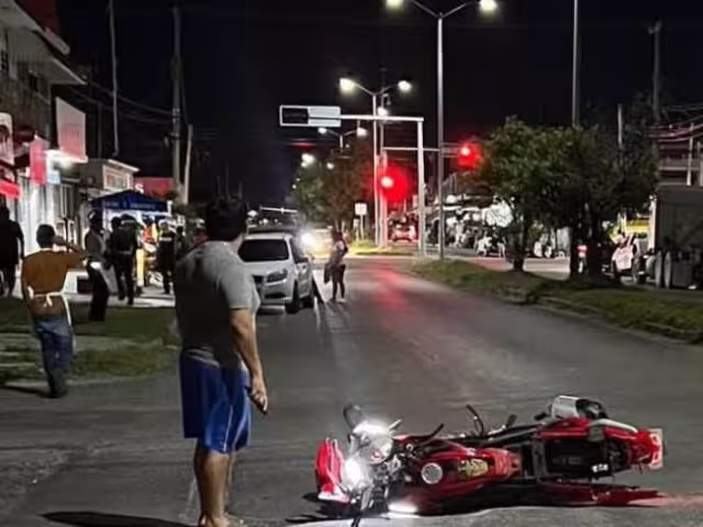 La motociclista quedó sobre la vía; el conductor murió en el hospital.