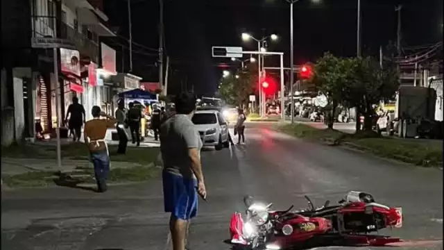 La motociclista quedó sobre la vía; el conductor murió en el hospital.