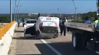 Se salva tras volcar en el Periférico de Campeche