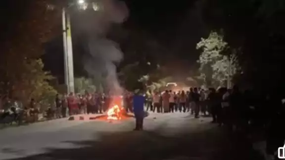 Trabajadores de la obra ferroviaria en la estación de Nicolás Bravo bloquean carretera Trabajadores de la obra ferroviaria en la estación de Nicolás Bravo bloquean carretera