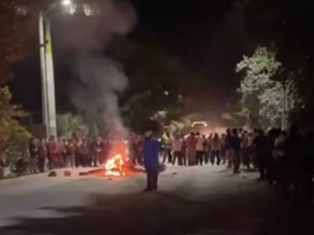 Trabajadores de la obra ferroviaria en la estación de Nicolás Bravo bloquean carretera