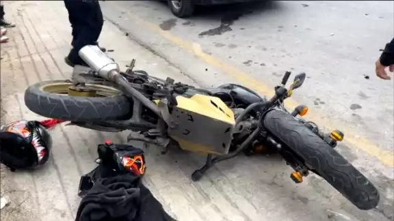 Camioneta les corta el paso y provoca accidente en Lerma: pareja de motociclistas termina lesionada