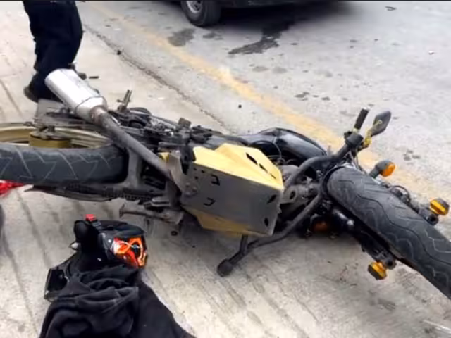 Camioneta les corta el paso y provoca accidente en Lerma: pareja de motociclistas termina lesionada