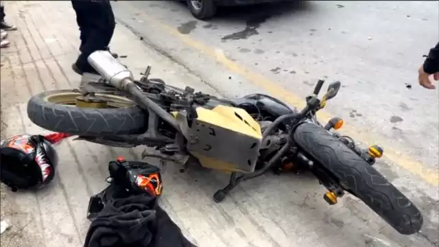 Camioneta les corta el paso y provoca accidente en Lerma: pareja de motociclistas termina lesionada