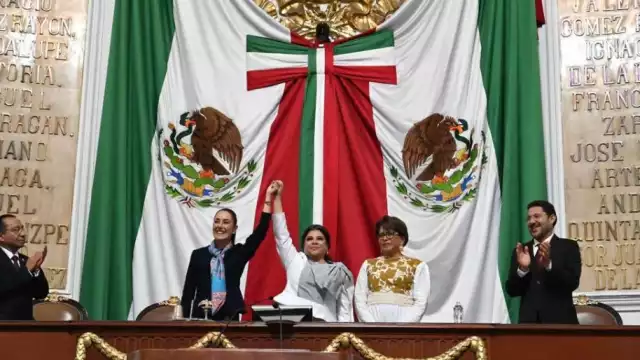Clara Brugada, nueva Jefa de Gobierno de la CDMX recibiendo el reconocimiento de la presidenta de la República, Claudia Sheinbaum