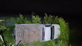 Padre e hijos sobreviven a volcadura en la carretera Escárcega–Candelaria