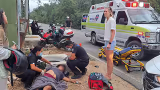 Tras la colisión, ambos ocupantes de la motocicleta salieron proyectados; la mujer resultó con lesiones de gravedad al caer sobre el pavimento