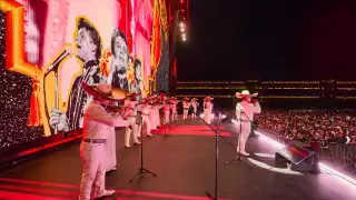 Más de 170 mil personas llenan el Zócalo para revivir el histórico concierto de Juan Gabriel en Bellas Artes