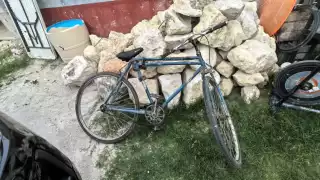 El vehículo estaba estacionado frente a una obra; la bicicleta era de un albañil.