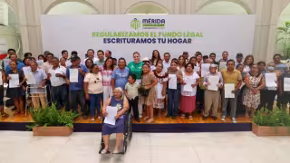 Cecilia Patrón Laviada entrega escrituras en comisarías de Mérid