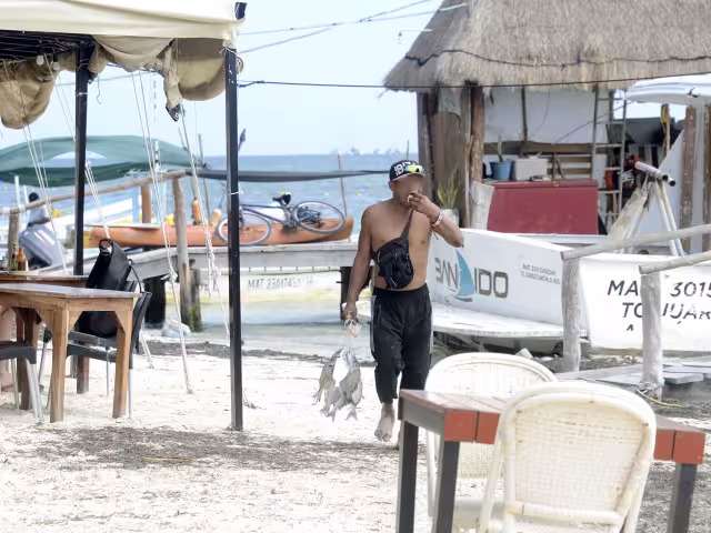 Este destino vacacional cumple 55 años entre contrastes: mientras los visitantes disfrutan hoteles de lujo, miles de habitantes requieren lo necesario para subsistir, situación que se agudiza en asentamientos ilegales