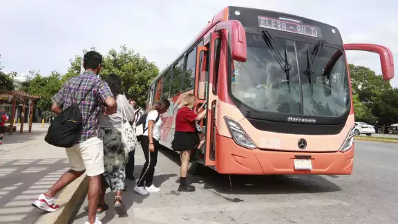 Cancún tiene actualmente 31 rutas de autobuses, que cubren desde la zona continental de Isla Mujeres hasta el boulevard Kukulcán.
