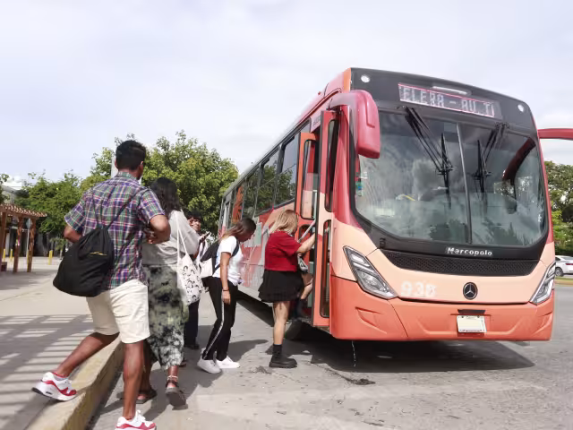 Cancún tiene actualmente 31 rutas de autobuses, que cubren desde la zona continental de Isla Mujeres hasta el boulevard Kukulcán.