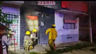 Siniestro nocturno devora Six en Escárcega; no hubo lesionados