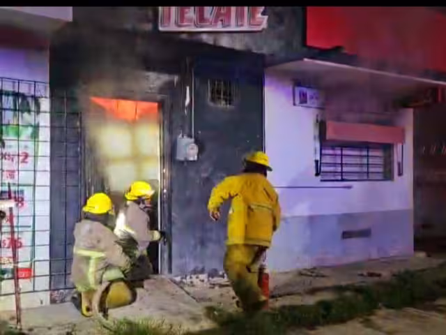 Siniestro nocturno devora el “Six 10 de mayo”; no hubo lesionados