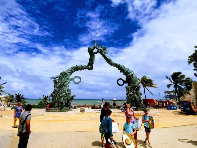 En el Parque Fundadores se encuentra ubicado el famoso Portal Maya, uno de los emblemas de la ciudad