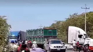 El bloqueo en la carretera federal 180 persiste tras 40 horas, afectando la circulación en el tramo Nuevo Campechito-Ciudad del Carmen.