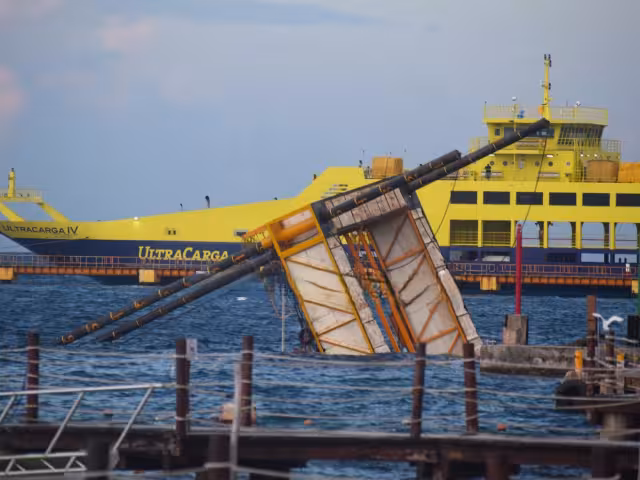 "Nautilus" quedó parcialmente hundida y podría ocasionar un accidente.