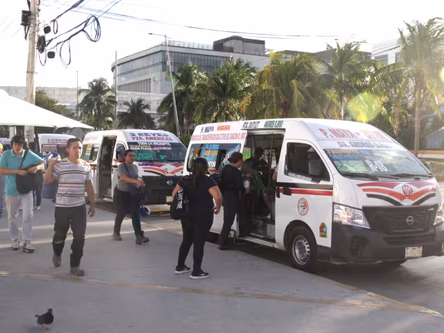 Usuarios de Cancún se quejan de sobrecupo, exceso de velocidad y malas unidades