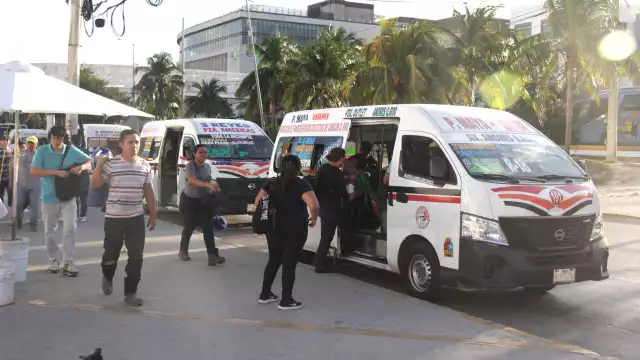 Usuarios de Cancún se quejan de sobrecupo, exceso de velocidad y malas unidades