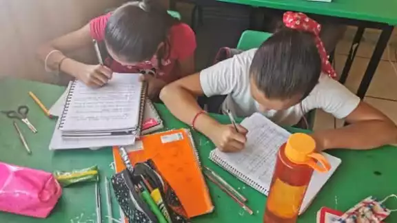 Madres de familia explican que el desembolso diario en sus hijos implica el uso de mototaxis y darles para su desayuno Madres de familia explican que el desembolso diario en sus hijos implica el uso de mototaxis y darles para su desayuno