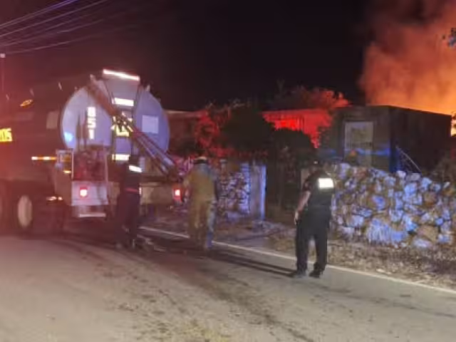Vecinos ayudaron a los inquilinos de la vivienda en la calle 21 con 10 y dieron aviso a las autoridades.