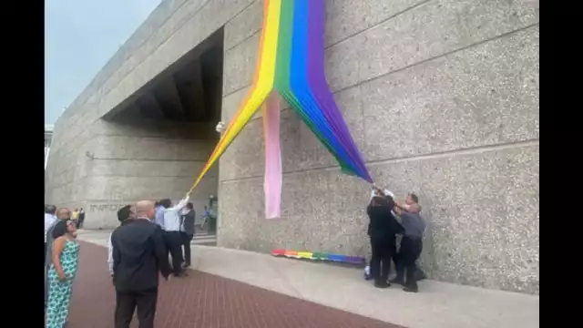 Miembros del Sindicatro del Infonavit destrozaron un a bandera LGBT+, lo cual ha desatado reprobación