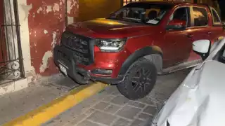 Dos camionetas particulares chocaron en el Centro Histórico de Campeche.