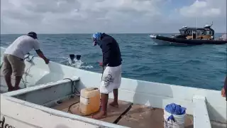 Elementos de la Secretaría de Marina sorprenden a pescador furtivo en el mar de Dzilam de Bravo